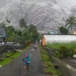 Gunung Semeru Erupsi, Keluarkan Gumpalan Awan Pekat Disertai Hujan Abu
