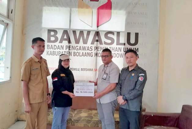 Bawaslu Bolmut berikan Santunan kepada Pengawas Pemilu