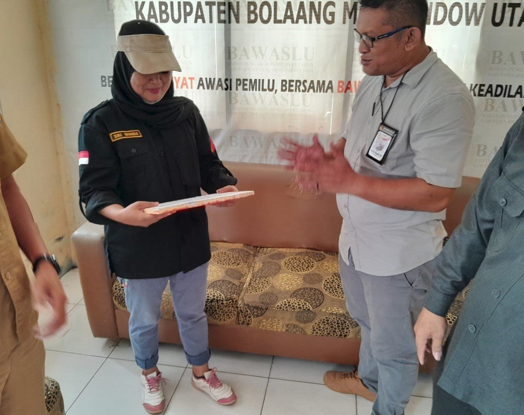 Bawaslu Bolmut berikan Santunan kepada Pengawas Pemilu