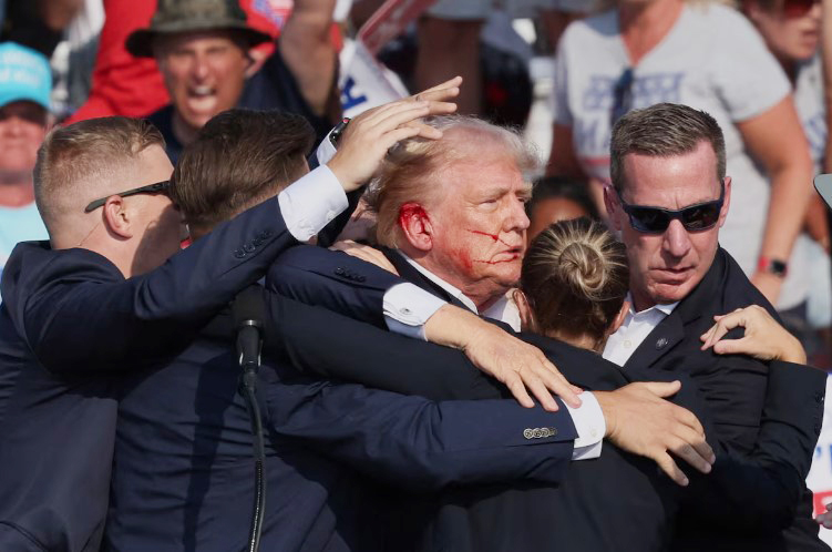 Donald Trump Ditembak saat Kampanye di Depan Pendukungnya