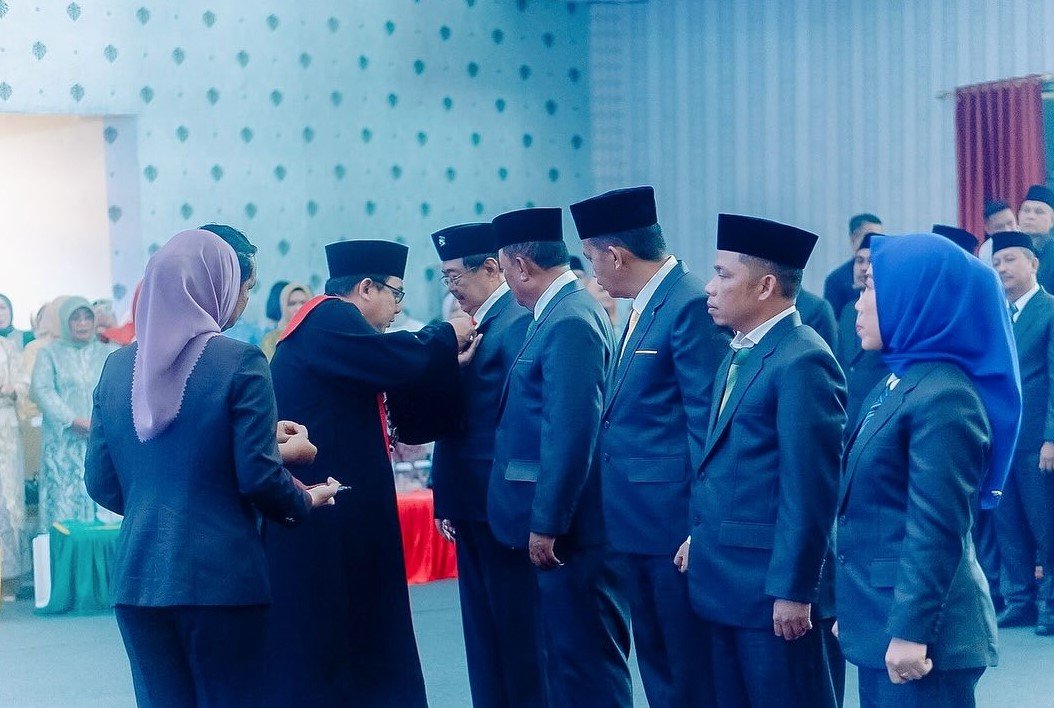 Penyamatan Pin oleh Ketua Pengadilan kepada Anggota DPRD Bolmut yang dilantik