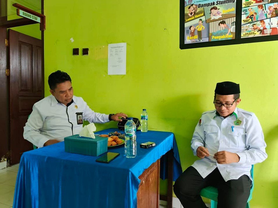 Kepala Kantor Kemenag Bolmut Idrus Santa bersama Kepala KUA Kecamatan Bintauna