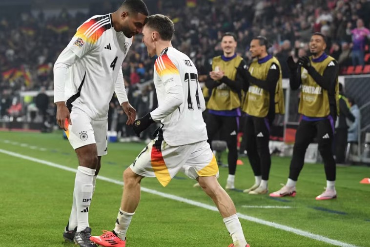 Laga Jerman vs Bosnia 7-0, Der Panzar aman di Puncak Grup