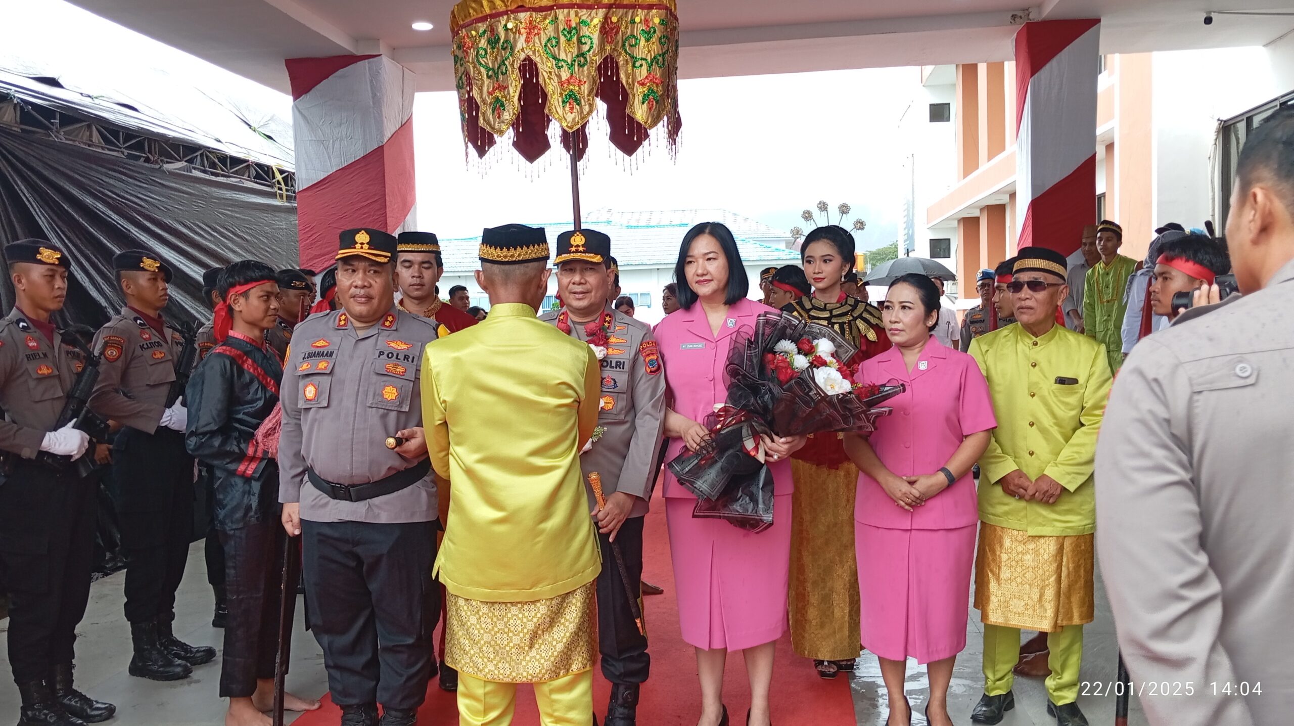 Kapolda Sulut Irjen Roycke Harry Langie Disambut Prosesi Adat di Bolaang Mongondow Utara