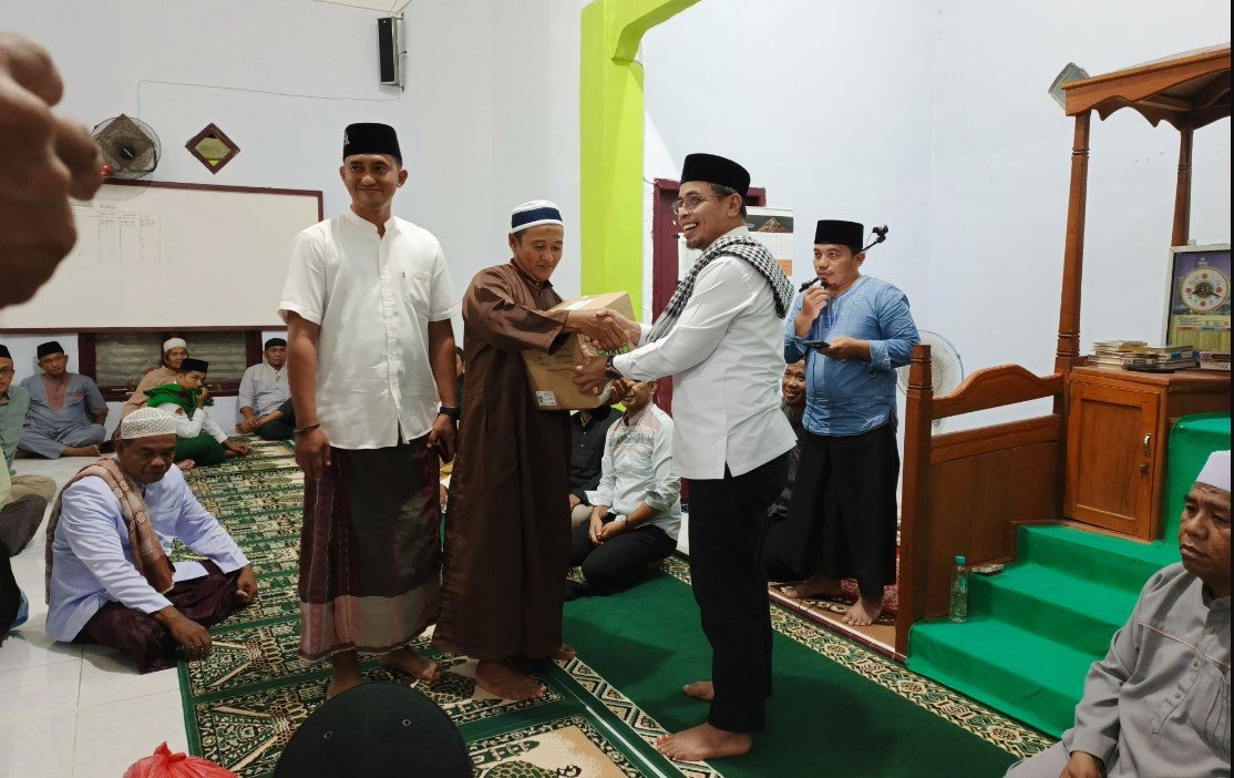 Bupati Bolmut Memberikan Bantuan