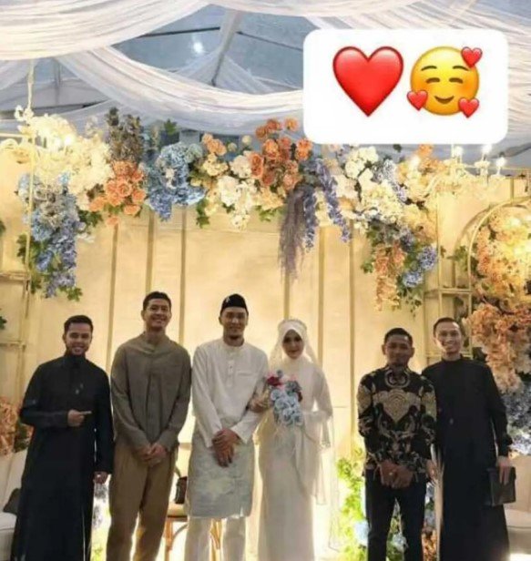 Pasangan pengantin Gunawan Dwi Cahyo dan Alya Nabila tersenyum bahagia di pelaminan