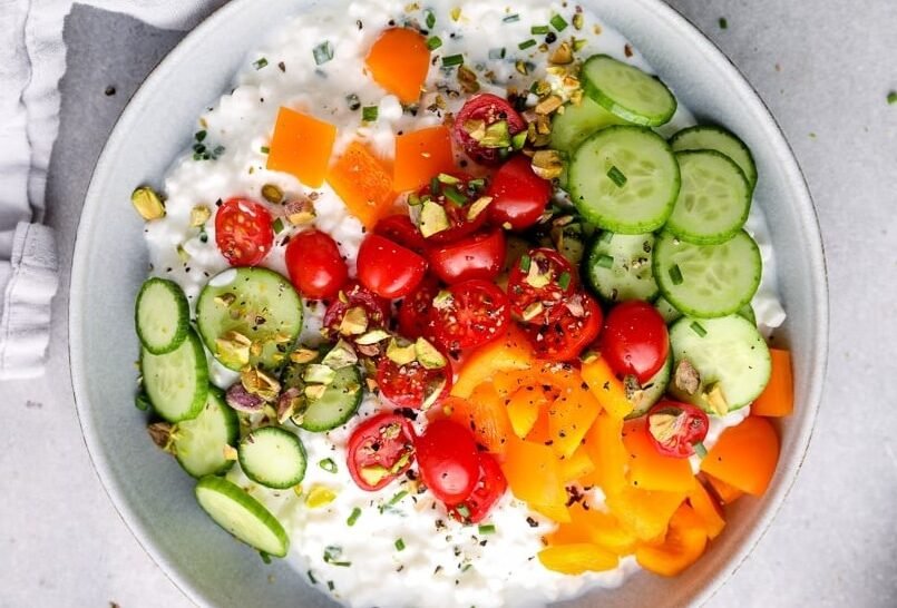 Keju Cottage dengan Topping Segar untuk Sarapan Sehat