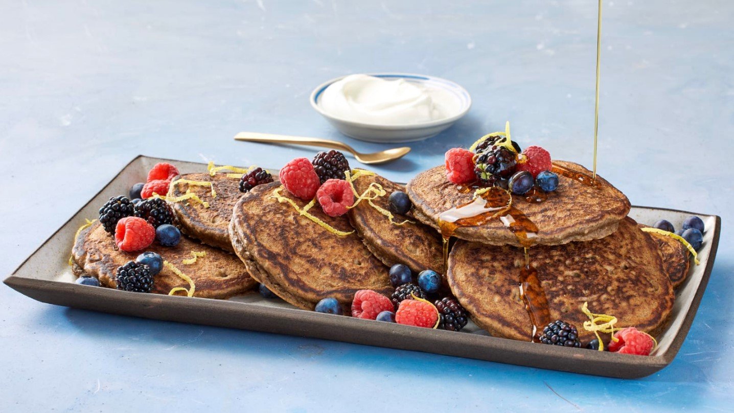 Pancake Protein Tinggi dengan Topping Buah dan Yogurt