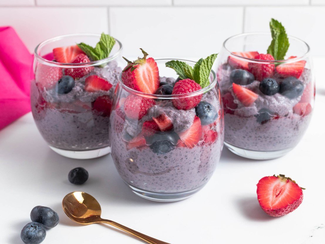 Puding Chia dengan Topping Granola dan Buah Segar