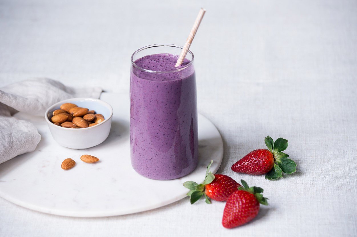Smoothie Protein dengan Susu Nabati dan Selai Kacang