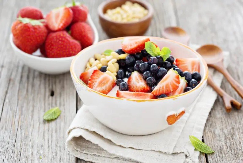 Yogurt Yunani dengan Topping Buah dan Biji-bijian Tinggi Protein