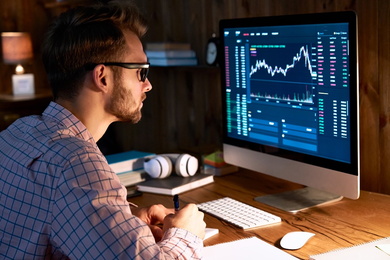 Ilustrasi panduan investasi saham untuk pemula dengan langkah mudah
