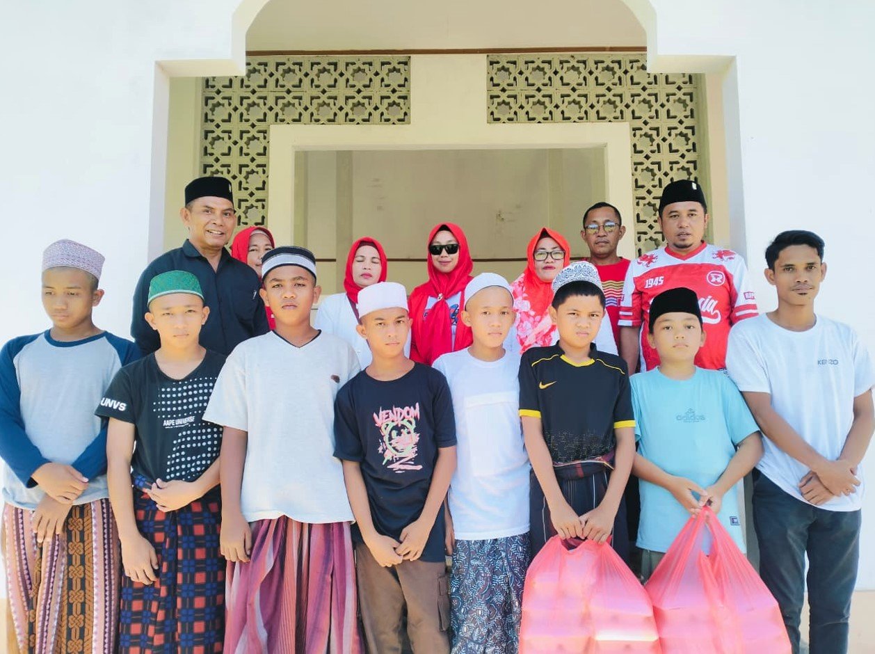 Makna Perayaan HUT RI ke-80 DPC PDI-P Bolmut Bersama Santri
