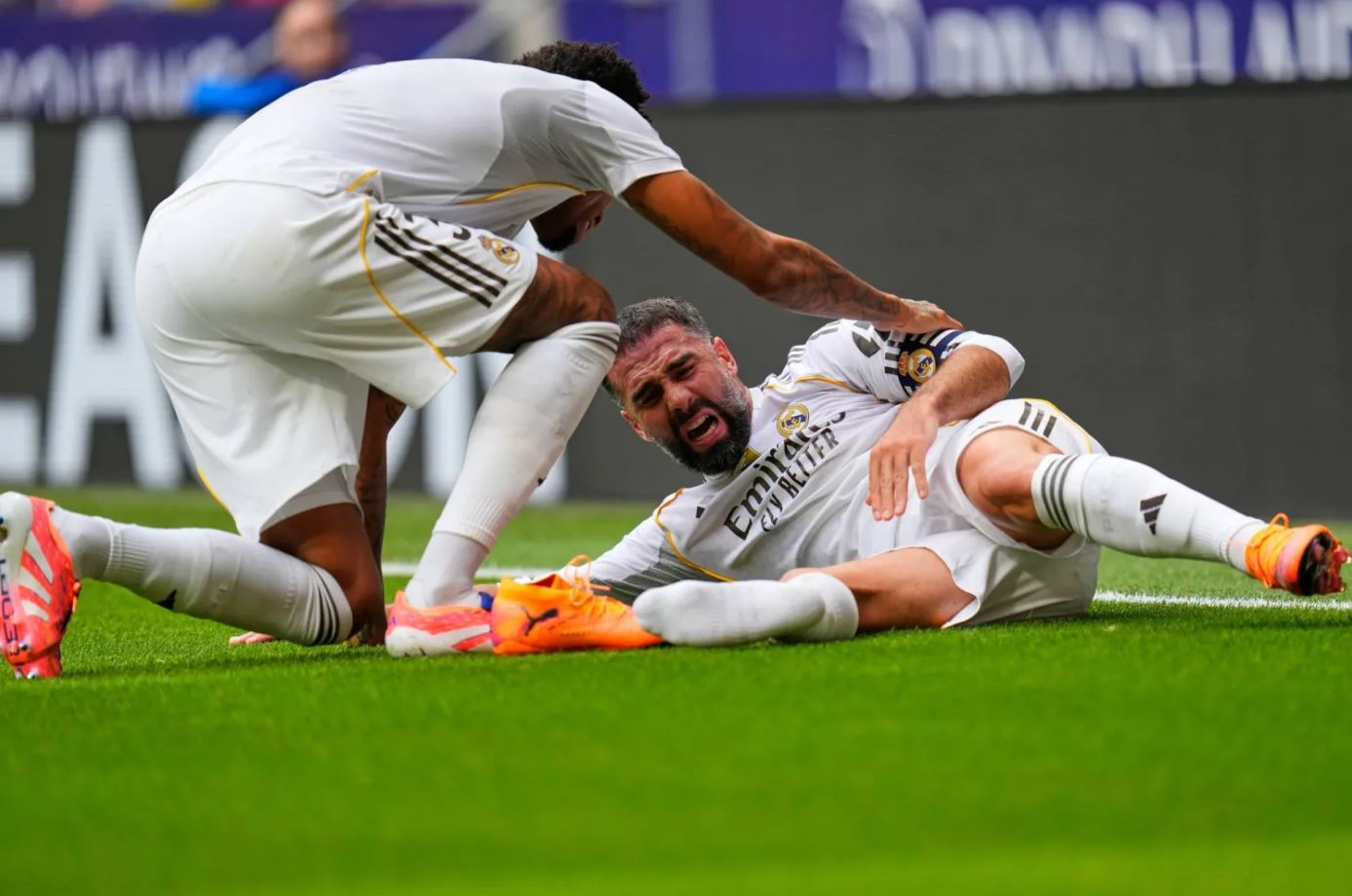Dani Carvajal pemain Real Madrid mengalami cedera lutut kanan dan diperkirakan absen dua bulan dari pertandingan penting Liga Champions.