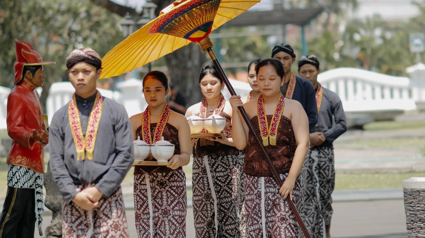 Kemenparekraf memperkenalkan pariwisata Yogyakarta dan Jawa Tengah kepada agen perjalanan Tiongkok melalui program famtrip dan business matching.