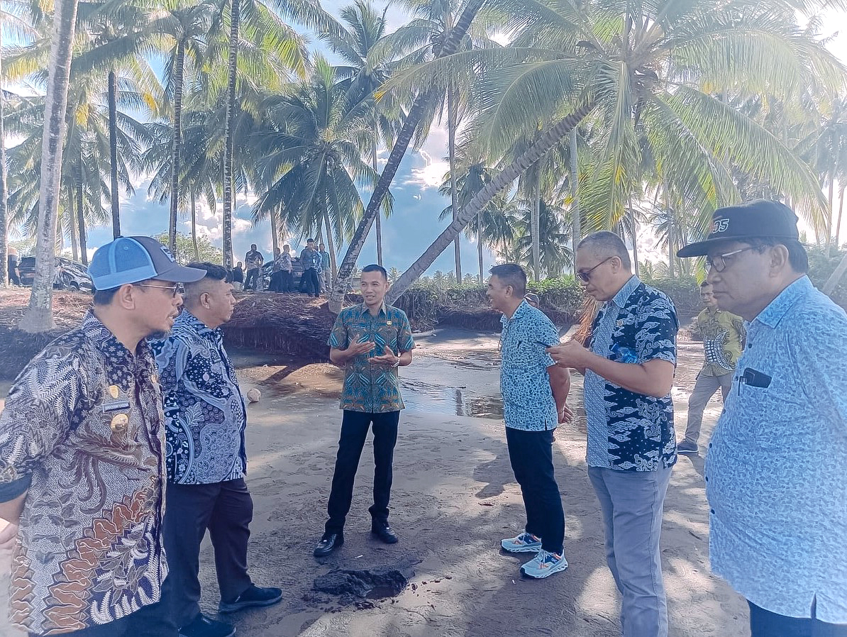 Bupati Bolmut bersama Wakil Bupati meninjau abrasi di Busisingo Utara