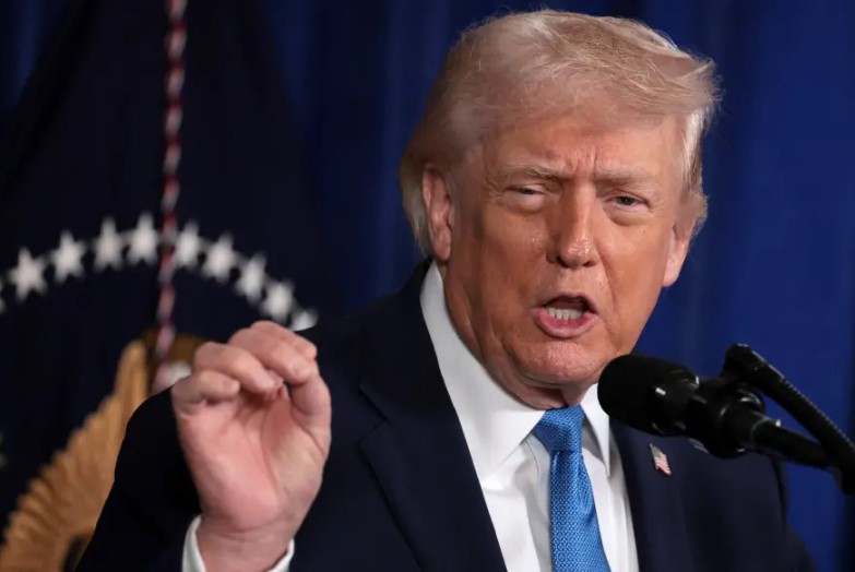 Donald Trump membahas perluasan operasi perusahaan minyak AS di Venezuela