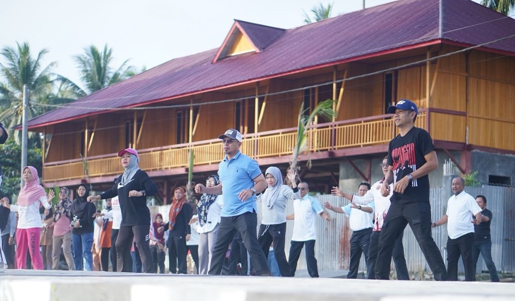 Bupati Bolmut memimpin apel ASN di Pantai Batu Pinagut