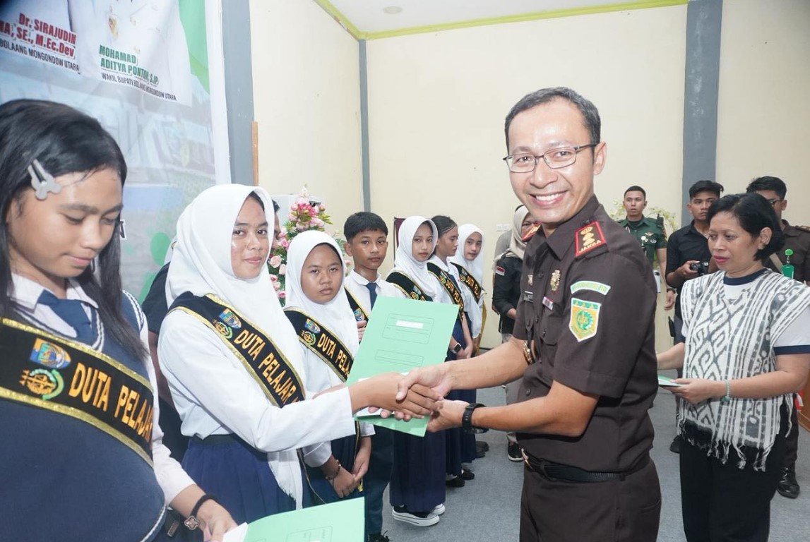 Penyerahan sertifikat Duta Pelajar Adhyaksa