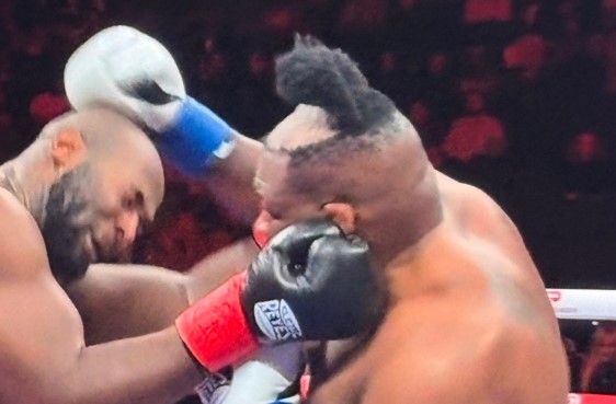 Jarrell Miller bertarung di Madison Square Garden saat wig terlepas