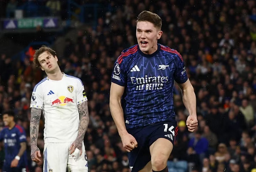 Noni Madueke merayakan gol Arsenal ke gawang Leeds United