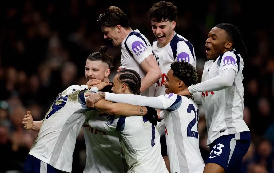 Dominic Solanke mencetak gol ke gawang Manchester City