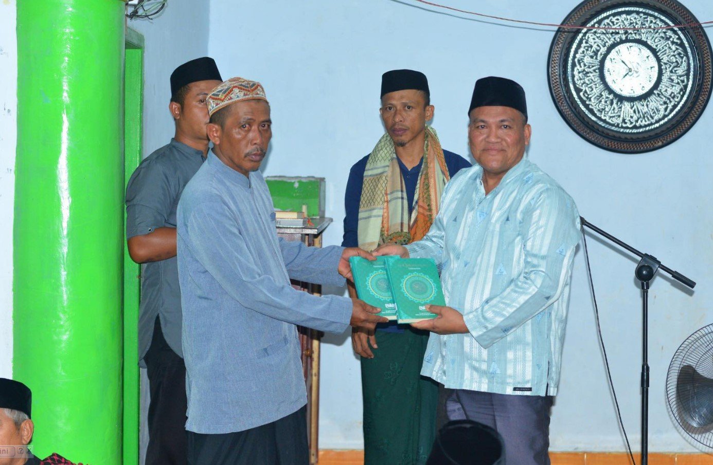 Penyerahan bantuan Al-Quran Pemda Bolmut