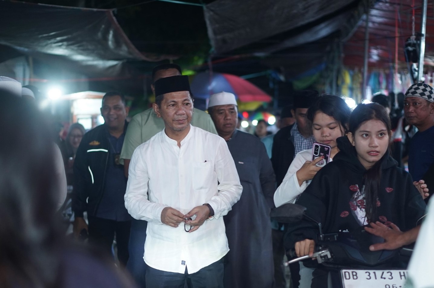 Sekda Bolmut membuka Gebyar Pasar Senggol Bolmut di Lapangan Kembar Boroko