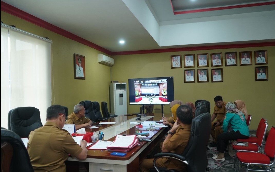 Bupati Bolmut mengikuti Rapat Koordinasi Pengendalian Inflasi Daerah Tahun 2026 secara daring.