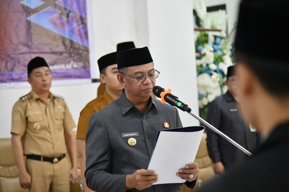 Bupati Boltim Oskar Manoppo melantik 25 pejabat di Kantor Bupati Boltim
