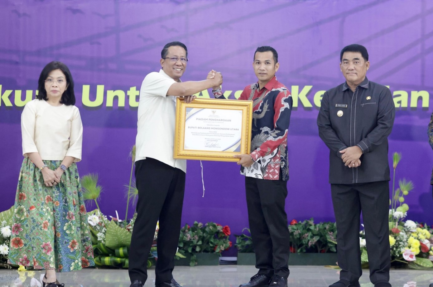 Wakil Bupati Bolmut Aditya Pontoh menerima piagam penghargaan Posbankum dari Menteri Hukum RI